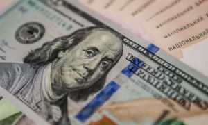 Ucraina și-a devalorizat moneda cu 25% față de dolarul american