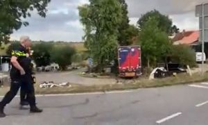 Un camion a intrat într-o mulţime de oameni, în Olanda: mai mulți MORȚI și RĂNIȚI