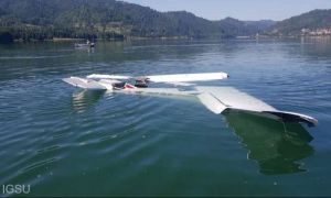 Un avion ușor a căzut în lacul Colibița din județul Bistriţa-Năsăud; pilotul a murit