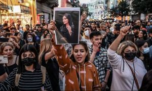 Protestele se intensifică în Iran, după ce o tânără a fost omorâtă de Poliția Morală: Protestatarii au preluat controlul parțial al unui oraș din Vestul țării