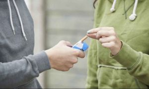 AMENZI drastice pentru tinerii care fumează în spații publice