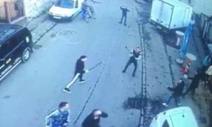 Bătaie cu ȚEVI de metal și TOPOARE în centrul Capitalei! Ce a făcut Poliția