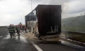 Remorca unui camion plin cu făină a luat FOC pe autostrada Lugoj-Deva