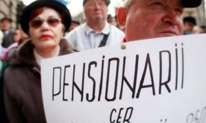 Pensionarii ies în stradă: Proteste în fața Guvernului și a Prefecturilor din țară