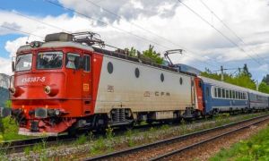 Tren plin cu călători, BLOCAT la Comarnic după ce s-a defectat locomotiva