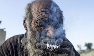 Nespălat de mai bine de jumătate de secol, cel mai murdar om din lume a murit la 94 de ani