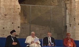 VIDEO Papa Francisc, ceremonie impresionantă la Colosseum: ”RUGĂ pentru pace” în lume