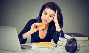 Ce alimente fac RĂU sănătății creierului. Dau stres și oboseală