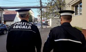 Cum au ajuns polițiștii locali din Bacău să ceară sporuri pentru febră musculară...la DEGETE