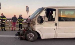 Grav accident pe autostrada București-Ploiești: Un microbuz cu pasageri a intrat în PARAPET