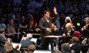 Cel mai în vogă dirijor român revine la pupitrul Filarmonicii 