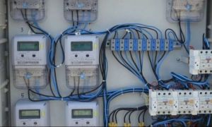 Furnizori de ENERGIE ELECTRICĂ, amendați pentru emiterea FACTURILOR cu întârziere