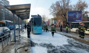 VIDEO Un tramvai a luat FOC în Capitală. Zona Eroii Revoluției este blocată
