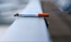 Agenția Națională Antidrog: Majoritatea românilor se apucă de fumat în jurul vârstei de 18 ani