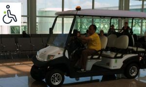 Vehicul electric pentru transportul persoanelor cu mobilitate redusă la Aeroportul „Henri Coandă”