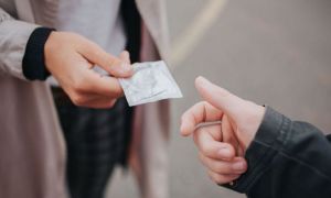 Tinerii francezi vor primi GRATUIT prezervative din farmacii