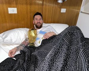 Messi a dormit cu cupa mondială în brațe. POZELE care au strâns 27 de MILIOANE de inimi în 3 ore