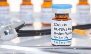 Vaccinul adaptat noilor tulpini de coronavirus este disponibil și în România. Nu îl poate face toată lumea