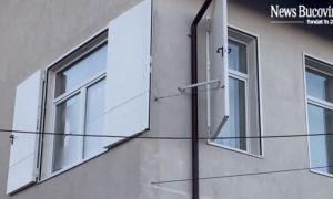 VIDEO Imaginile zilei: Uși termopan la ...ferestre, la o școală din județul Suceava