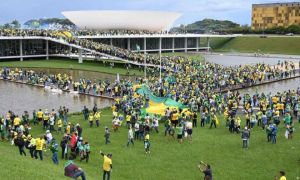 Proteste violente în Brazilia. Oamenii au luat cu asalt Congresul. Poliția folosește gaze lacrimogene