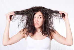 Cum REFACEM părul agresat de vopsea și produsele de coafat