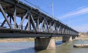 O traversă a podului peste râul Siret s-a DESPRINS, pe DN25A
