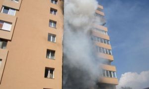 INCENDIU într-un bloc turn din Arad. Locatarii au fost evacuați