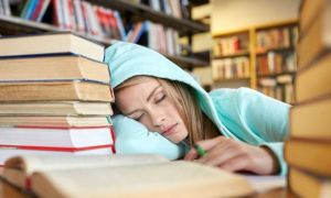 Riscurile la care se supun adolescenții care NU dorm destul