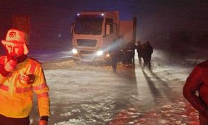 Infotrafic: Circulație OPRITĂ pe sectoare de drum din Vrancea şi Buzău din cauza ZĂPEZII