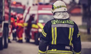 Un loc de joacă din București a luat foc: Pompierii se luptă cu flăcările