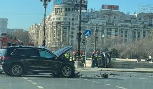 Pietoni răniți pe trotuar, după ce două mașini S-AU CIOCNIT în Piața Unirii din București