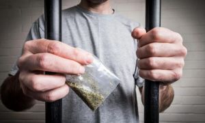 Închisoare între 3 și 10 ani pentru DEȚINEREA de droguri de mare risc