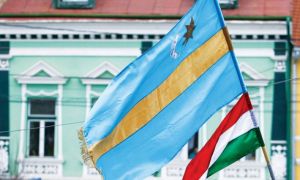 Decizia Curții Supreme: Steagul secuiesc NU poate fi drapel oficial în Sfântu Gheorghe