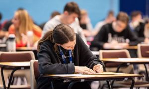 Consiliul Naţional al Elevilor şi Federaţia Naţională a Părinţilor solicită eliminarea examenului de admitere la liceu