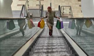Un MILION de români merg zilnic în mall