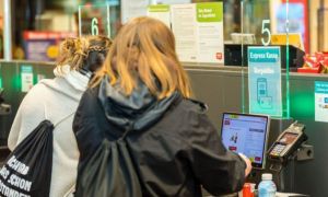 Auchan renunță la casieri, statul vrea să impună TAXĂ pentru self-pay și reduceri pentru cumpărători