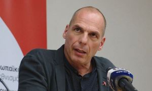 Fostul ministru de finanțe grec, Yanis Varoufakis, spitalizat după ce a fost atacat de indivizi cu cagule