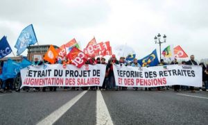 Franța fierbe de proteste, Senatul ADOPTĂ reforma pensiilor propusă de Macron