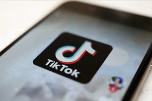Franța A INTERZIS TikTok, Netflix, Candy Crush și Twitter pe telefoanele de serviciu