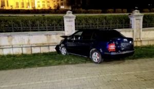 O mașină A INTRAT în gardul de la Palatul Parlamentului
