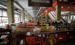 Piețarii din România vor introduce plata cu cardul și opțiunea de scanare a legumelor cu QR