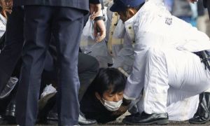 Premierul Japoniei, Fumio Kishida, evacuat de urgență după o explozie în timpul unui discurs