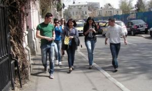 Un sfert dintre tinerii din România se confruntă cu SĂRĂCIE severă