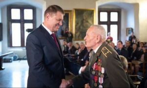 Iohannis, mesaj de Ziua Veteranilor de Război: „Dragostea de ţară, apartenenţa la neam şi curajul au călăuzit faptele lor de arme...”