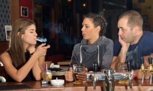 Cât CHELTUIE un român pe alcool și țigări în fiecare lună. Banii pentru educație, prea puțini