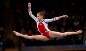 Două gimnaste românce evoluează în finala de la individual compus a CE