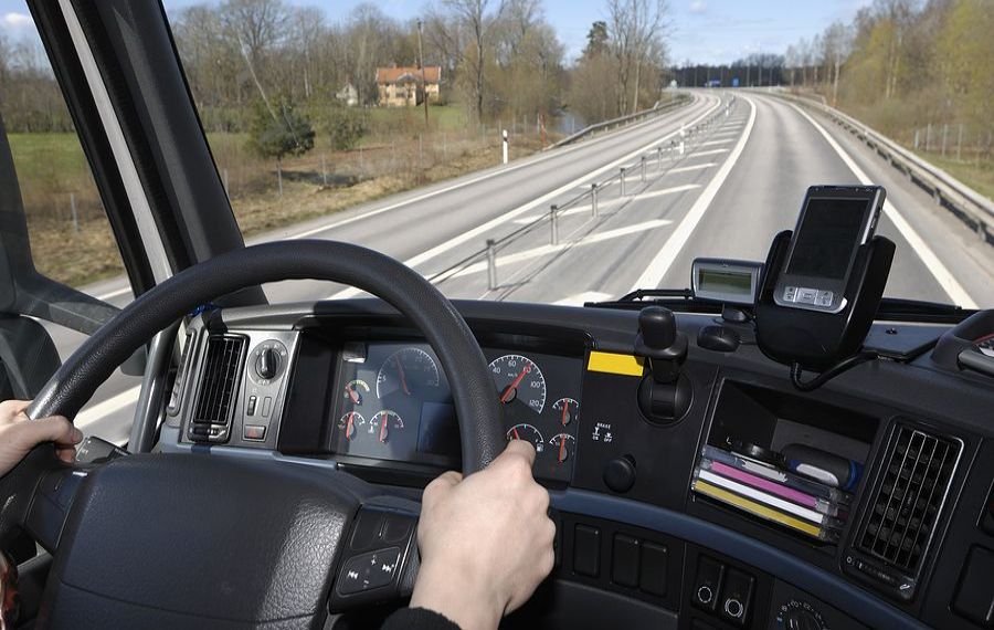 Propunere: Șoferii profesioniști ar putea fi SCUTIȚI de taxe