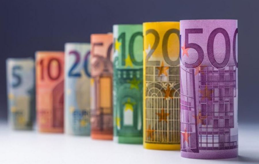 CURS VALUTAR: Euro atinge un nou maxim pentru acest an
