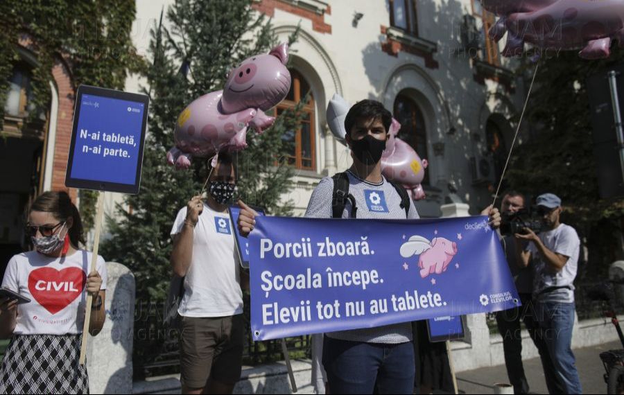 Elevii protestează cu porci zburători" în faţa Ministerului Educaţiei. Cu ce nemulțumiri vin 
