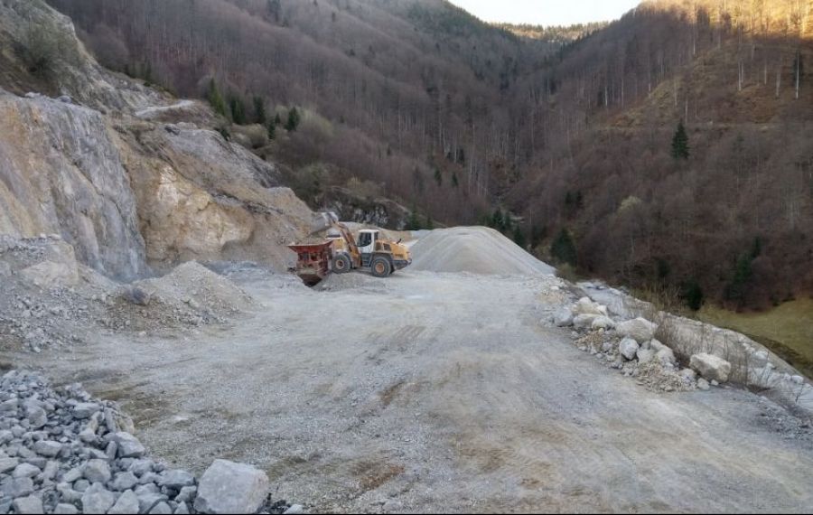 TRAGEDIE în Tulcea: Un muncitor a murit într-o carieră de piatră